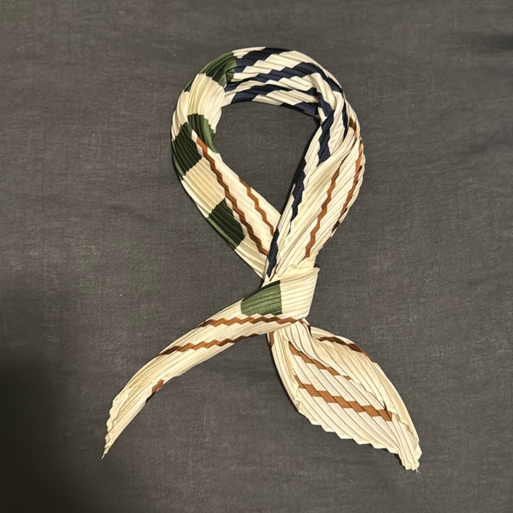 Petal and pup color block stripe pleated silky neck scarf